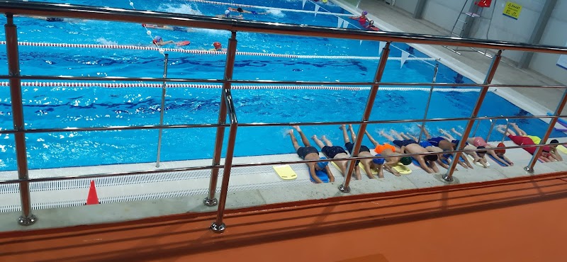 Esenler Kapalı Yüzme Havuzu