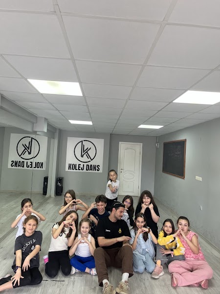 Kolej Dans