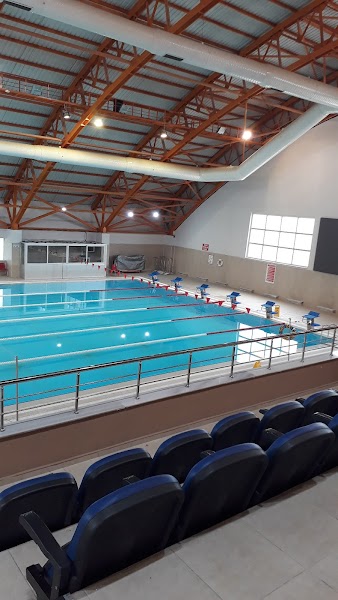 Yarı olimpik kapalı yüzme havuzu
